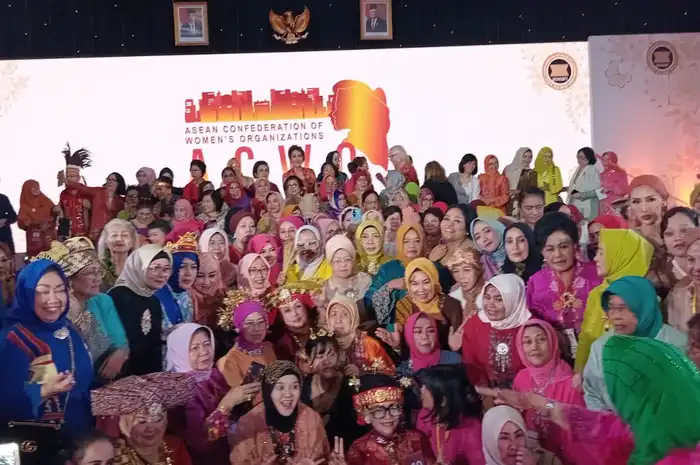 Ketua Umum Kowani Ajak Perempuan Bangga dengan Kebaya Indonesia - Sonora.id