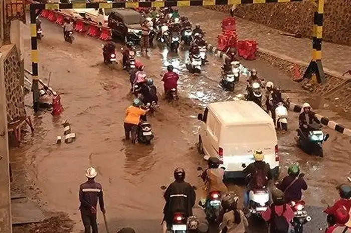 Saat Hujan Viaduk Gilingan Tergenang Air, Dinas PUPR Tambah Pompa Air ...