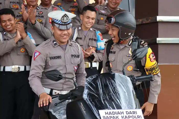 Bripda Novandro Menitikkan Air Mata Saat Terima Apresiasi Dari Kapolri ...