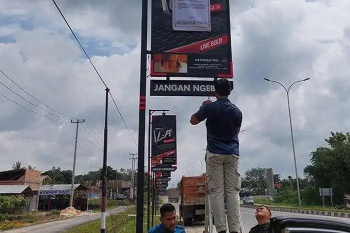Operasi Penertiban Iklan Rokok di Solo, 9 Reklame Diangkut Satpol PP ...