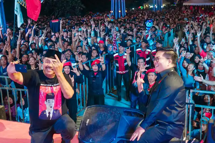 Malam Puncak Bulan Bung Karno di Kukar, Edi-Rendi Nikmati Tahu Tek-tek dan Bakso.