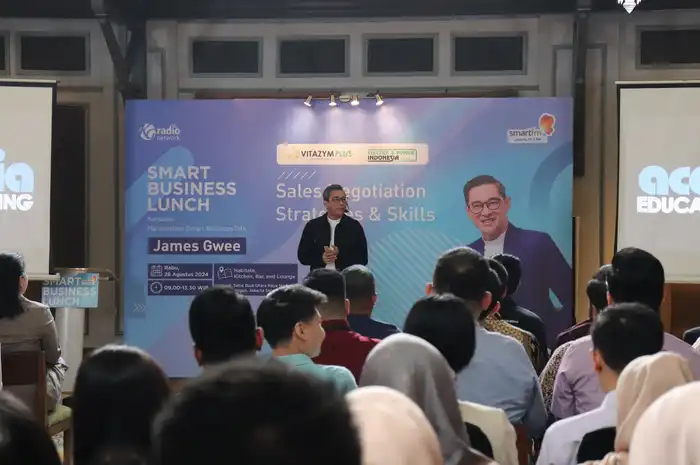 Lebih dari 100 peserta memadati Habitate Glasshouse Jakarta dalam acara Smart Business Lunch (SBL), seminar luring dengan tajuk &ldquo;Sales Negotiation Strategies and Skills&rdquo; yang diadakan oleh Radio Smart FM Jakarta &ldquo;Business and Inspiration&rdquo;.