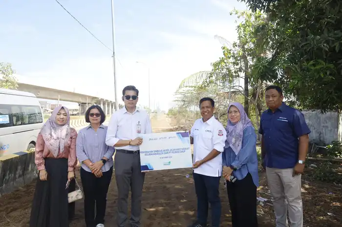 Penyerahan secara simbolis akses jalan oleh Division Head Pelayanan SDM dan Umum Pelindo Regional 4, Basri Alam kepada Lurah Buloa, Moh. Dwi Aditya Mukhtar.