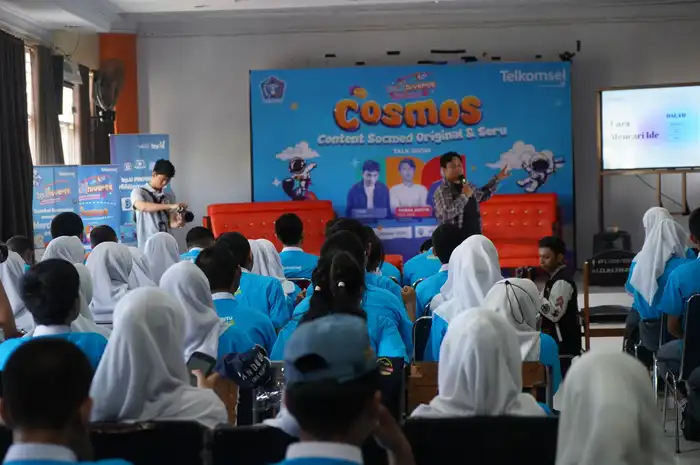 Keseruan  by.U  by.Universe di SMAN 2 Makassar, yang mengangkat tema COSMOS (COntent SocMed Original dan seru). 