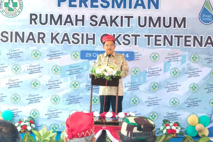 JK memberi sambutan usai meresmikan RSU Sinar Kasih Tentena