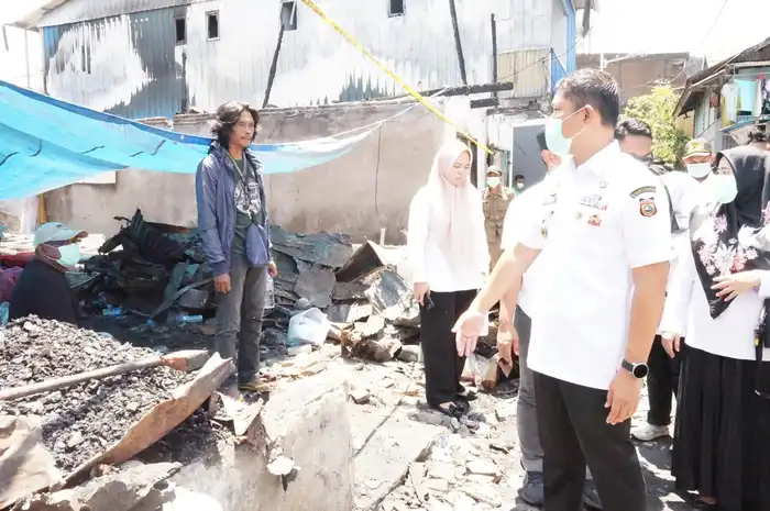 Pjs Wali Kota Makassar, Andi Arwin Azis mengunjungi lokasi kebakaran di Jalan Laiya