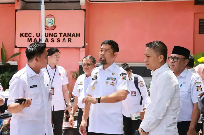 Pjs Wali Kota Makassar, Andi Arwin Azis saat mengunjungi Kecamatan Ujung Tanah 