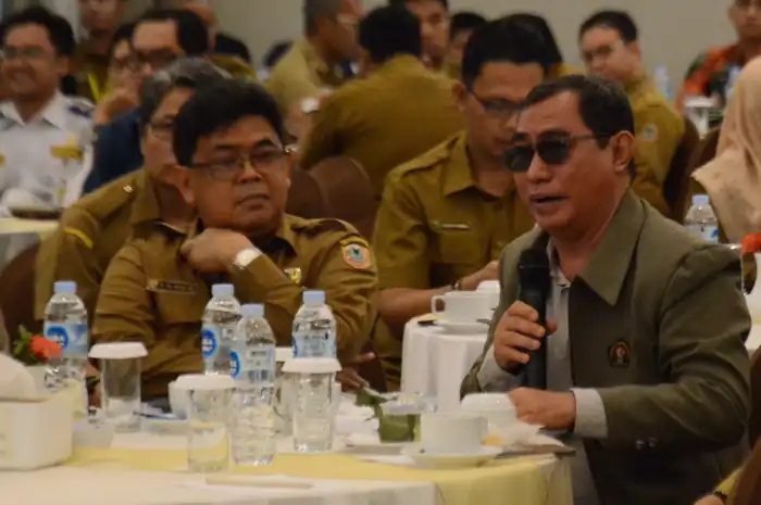 Ketua PWI Kalimantan Selatan, Zainal Helmi (berjas abu-abu) dan Kepala Diskominfo Kalimantan Selatan, Muhammad Muslim