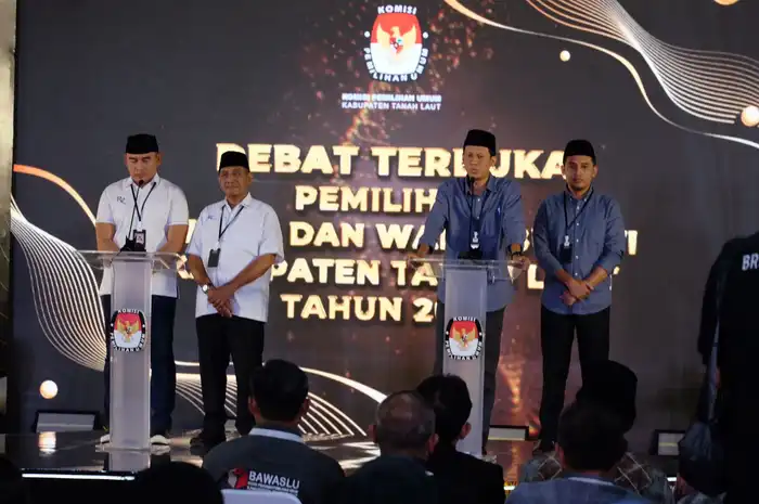 dua pasangan calon Bupati dan Wakil Bupati Tanah Laut dalam debat terbuka