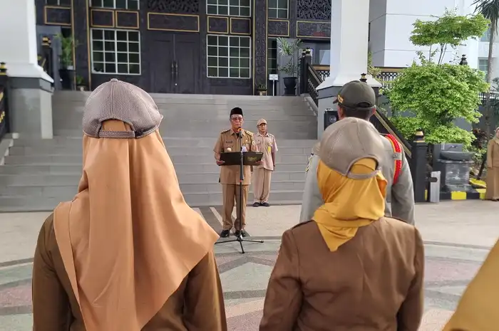 Gubernur Kalsel, Sahbirin Noor, terlihat pimpin apel pagi di halaman Setdaprov Kalsel di Banjarbaru, Senin (11/11)