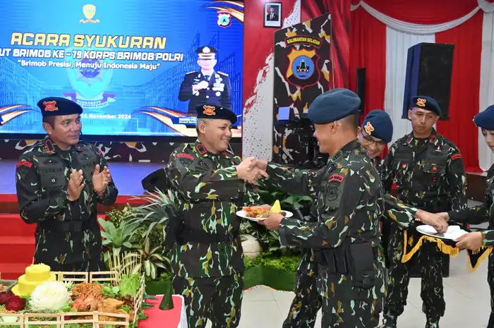 pemotongan tumpeng dalam rangka peringatan HUT ke-79 Korps Brimob Polri di Kalsel