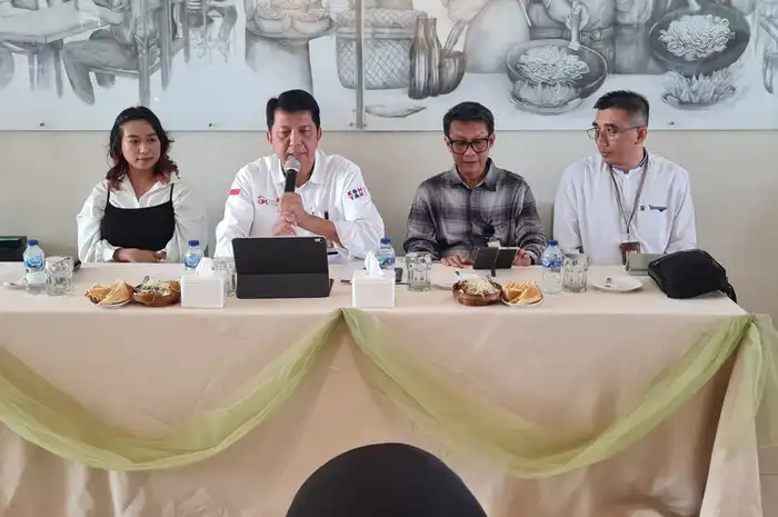 Kepala Otoritas Jasa Keuangan (OJK) Sulawesi Selatan dan Sulawesi Barat (Sulselbar), Darwisman memberi keterangan pada acara Jurnalis Update 