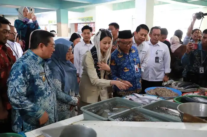 Wakil Menteri Perdagangan RI, Dyah Roro Esti Widya Putri, mengunjungi Pasar Pandu Banjarmasin untuk berdialog