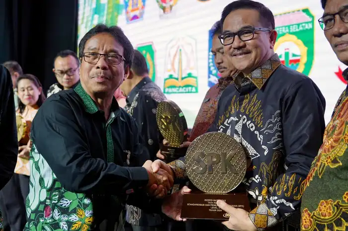 Sekda Sulsel Jufri Rahman, terima Penghargaan Indeks Maturitas Tata Kelola SPK dari BSN