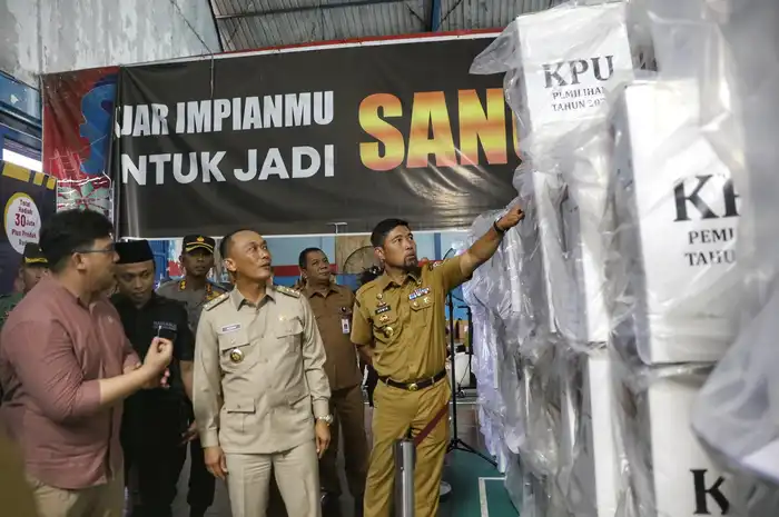 Pjs Wali Kota Makassar, Andi Arwin Azis bersama Pj Gubernur Sulsel dan Ketua KPU Makassar saat meninjau gudang logistik KPU 