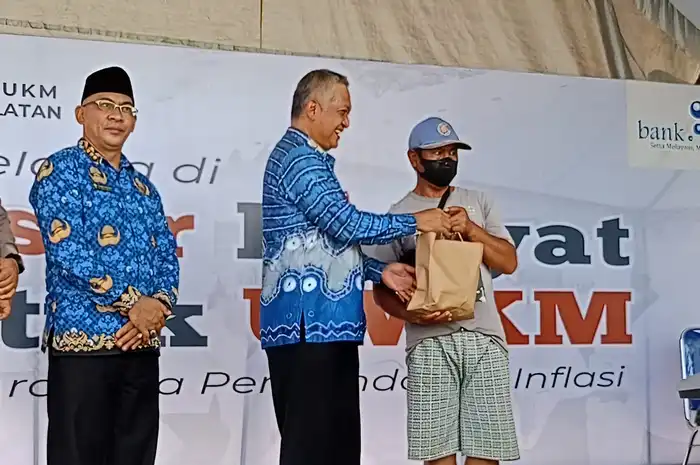 Setelah sukses digelar pada tahun 2022 lalu, Pasar Rakyat untuk UMKM kembali dilaksanakan oleh Dinas Koperasi dan UKM Provinsi Kalimantan Selatan pada tahun ini.