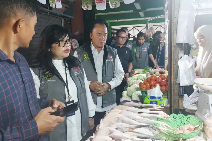 Asisten II Bidang Perekonomian dan Pembangunan Setdako Banjarmasin, M. Taufik Rivani, bersama TPID dan SKPD melakukan pemantauan harga dan stok bahan pangan