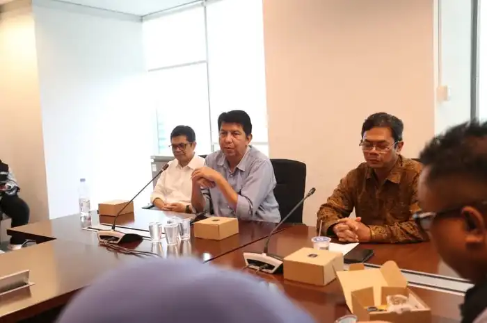 Kepala OJK Sulsel Sulbar, Darwisman (tengah) memberi keterangan pada kegiatan media gathering di Jakarta