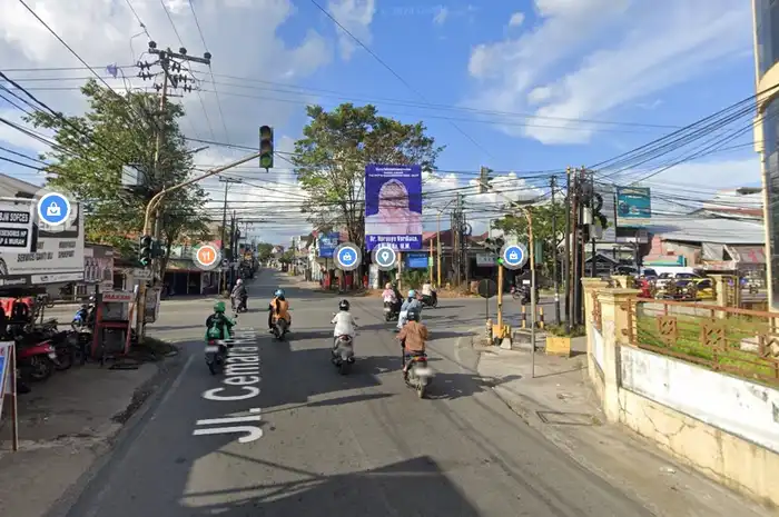 suasana ruas Jalan Cemara, Banjarmasin, dengan skema satu arah