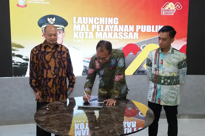 Wali Kota Makassar, Danny Pomanto menandatangani prasasti tanda beroperasinya MPP Makassar