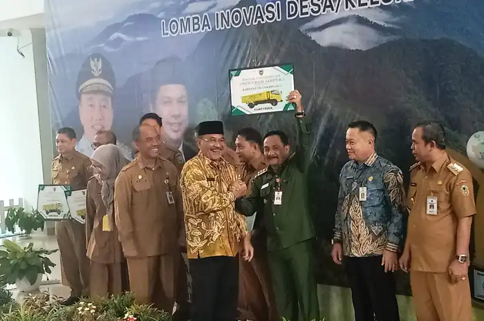 Pemerintah Provinsi (Pemprov) Kalimantan Selatan (Kalsel) menyerahkan penghargaan Adipura 2023, Program Kampung Iklim (ProKlim), serta penghargaan Lomba Inovasi Desa/Kelurahan Terbaik 