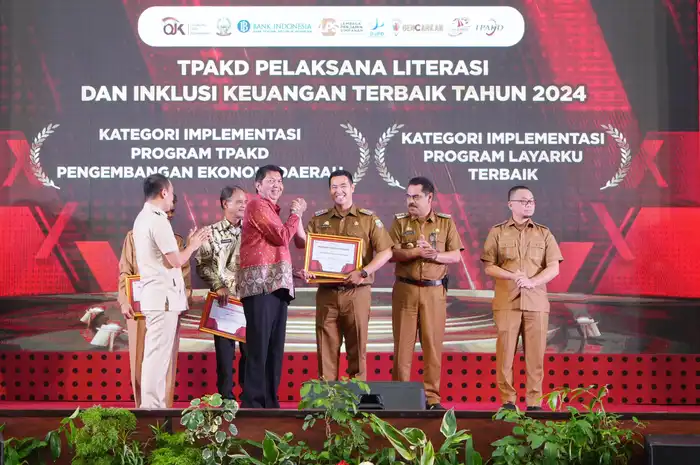 Kepala OJK Sulsel Sulbar, Darwisman memberi penghargaan kepada TPAKD di sejumlah Kabupaten di Sulsel pada acara TPAKD Summit 2024