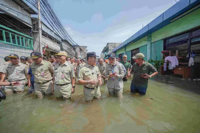 Fenomena banjir rob yang terjadi di pesisir Jakarta beberapa waktu belakangan membuat sejumlah wilayah terendam air dengan ketinggian hingga 100 sentimeter.