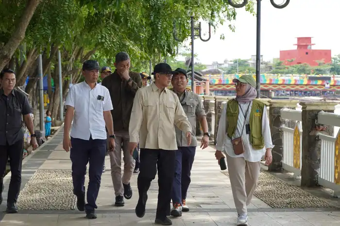 Plt. Deputi Pengendalian Pencemaran dan Kerusakan Lingkungan (PPKL) Kementerian Lingkungan Hidup (KLH) RI, Sigit Reliantoro, usai menyusuri Sungai Martapura