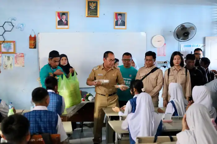 Wali Kota Makassar Tinjau Uji Coba Program Makan Bergizi Gratis (MBG)