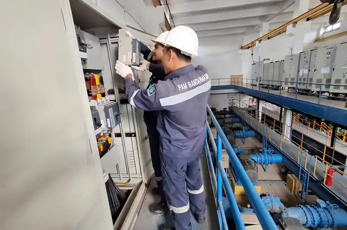 pemasangan MCCB 1000 A pada panel IPA II Pramuka PAM Bandarmasih