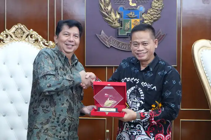 Pj Gubernur Sulsel, Prof Fadjry Djufry bersama Kepala OJK Sulselbar Darwisman