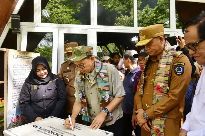 Fadli Zon meresmikan Leang- Leang Archaeological Park dan Pusat Informasi Leang Leang, serta Virtual Reality di Pusat Informasi Leang-leang.
