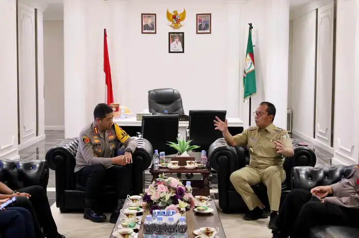 Wali Kota Makassar, Moh. Ramdhan Pomanto  bersama Kapolrestabes Makassar yang baru, Kombes Pol. Arya Perdana