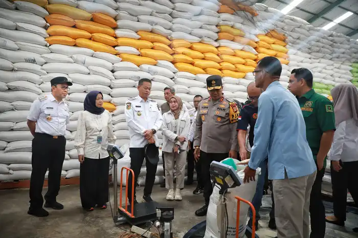 Wali Kota Makassar Danny Pomanto bersama Pj Gubernur Sulsel Prof Fadjry Djufry meninjau gudang Bulog Panaikang Sulsel 
