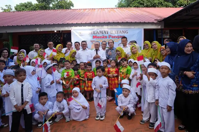 Menko Pangan &amp; Mendag Tinjau program Makan Bergizi Gratis (MBG), di TK Asoka, Jalan Perintis Kemerdekaan, Kota Makassar, Jumat, 17 Januari 2025