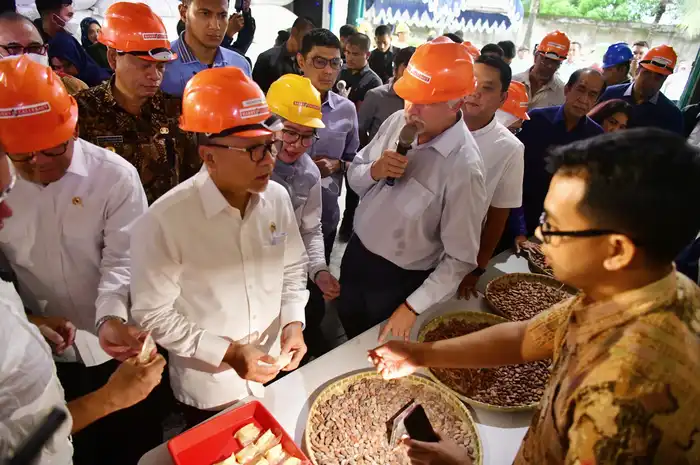 Menteri Koordinator (Menko) Bidang Pangan RI Zulkifli Hasan meninjau Gudang Kakao PT Papandayan Cocoa Industries, Kamis, 16 Januari 2025
