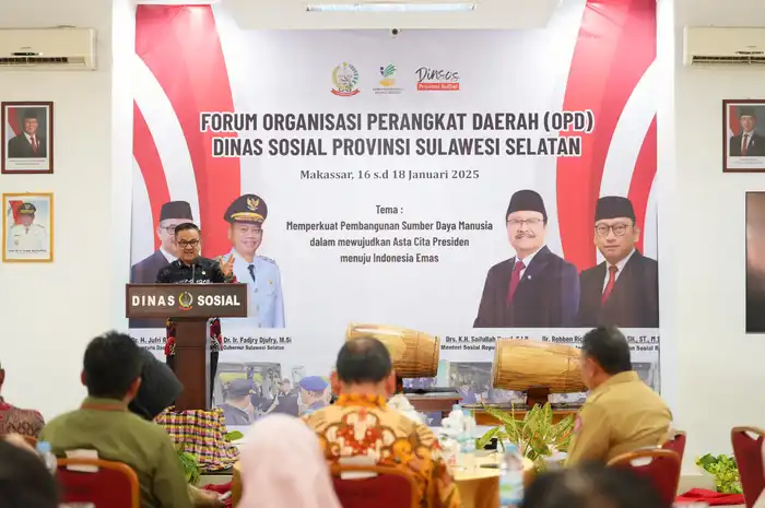 Sekda Sulsel Jufri Rahman membuka Forum Organisasi Perangkat Daerah Dinas Sosial se-Sulsel, di Aula Kantor Dinas Sosial, Kamis, 16 Januari 2025. 