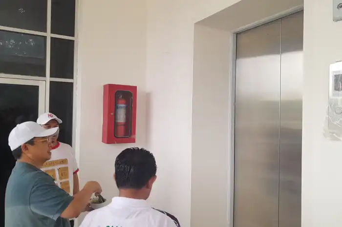 proses tapung tawar fasilitas elevator di Menara Pandang Siring Sungai Martapura Banjarmasin