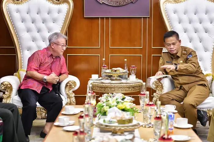 Penjabat Gubernur Sulsel, Prof Fadjry Djufry bersama Wakil Ketua III Walubi sekaligus Panitia Cap Go Meh, Mikel Darmaji