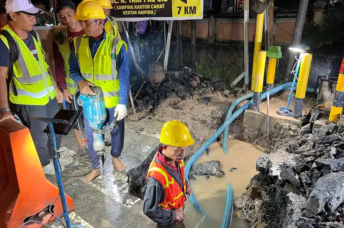 Perbaikan pipa PAM Bandarmasih yang bocor