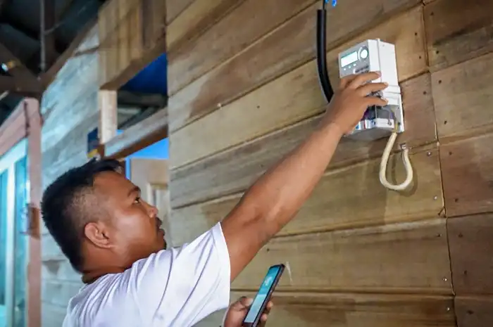 Pelanggan Rumah Tangga PLN saat mengisi voucher listrik 