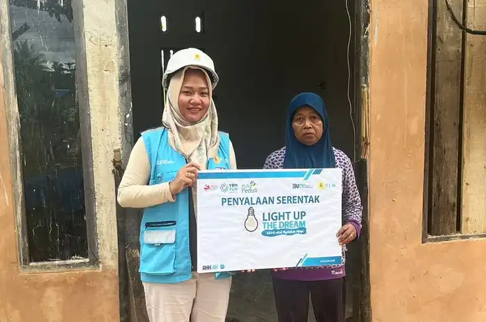 salah satu warga penerima bantuan Light Up The Dream dari PLN 