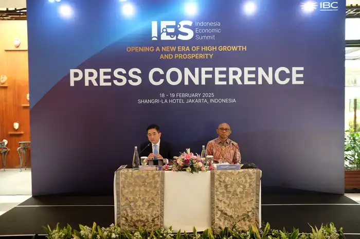 Ketua Dewan Pengawas IBC Arsjad Rasjid (kiri) bersama COO IBC William Sabandar (kanan).  Dok: Kompas