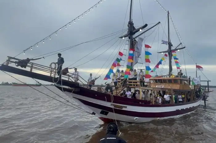 Kapal pinisi untuk Barito River Cruise