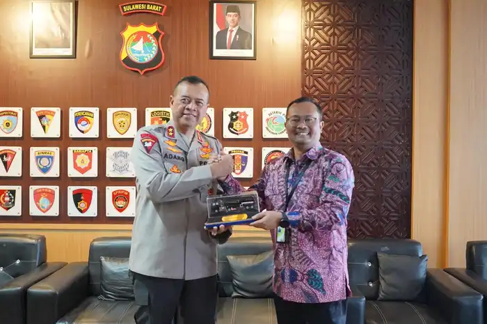 Kapolda Sulawesi Barat, Irjen Pol Raden Adang Ginanjar bersama Executive General Manager (EGM) Pertamina Patra Niaga Regional Sulawesi, Fanda Chrismianto.