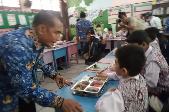 Sekda Balikpapan - Muhaimin saat meninjau pelaksanaan Makan Bergizi Gratis di Balikpapan Selatan, Senin 17/02-2025