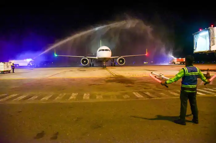 Upacara penyambutan pesawat Royal Brunei yang mendarat di bandara SAMS Sepinggan Balikpapan