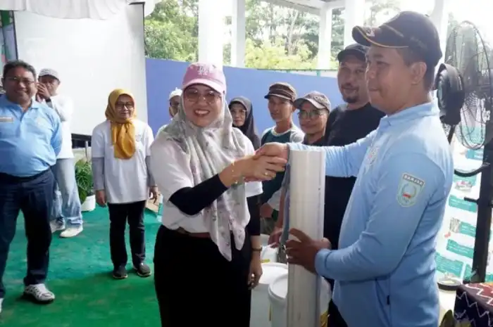 penyerahan  apresiasi dari KLH kepada TPS 3R Indrasari, Kabupaten Banjar
