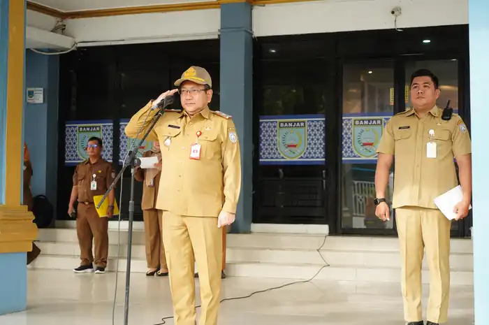 Sekda Banjar HM Hilman selaku pembina apel sekaligus penyerahan Perjanjian Kinerja (PK) lingkup Sekretariat Daerah Kabupaten Banjar Tahun 2025