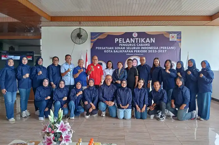 Para pengurus Persani Balikpapan berfoto bersama dengan Ketua Umum Persani Kaltim (Baju Merah) usai dilantik Rabu 27 Feb 2025
